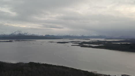 Beautiful-Norwegian-winter-landscape-with-lakes-and-mountains