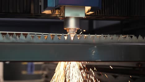 Corte-Por-Láser-Cnc-De-Metal,-Tecnología-Industrial-Moderna.