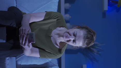 vídeo vertical de la mujer mentalmente enferma que piensa que alguien viene.
