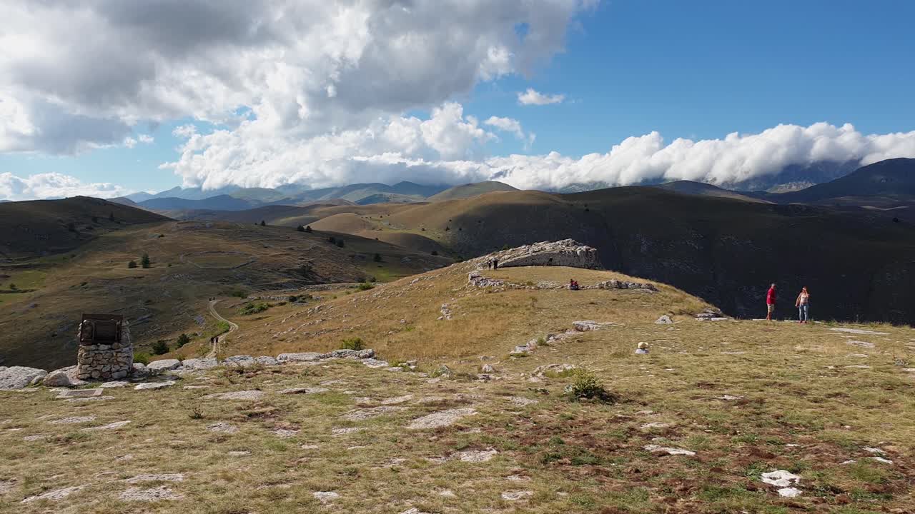 pareja de turistas admirando la belleza de la naturaleza en abruzzo en gran sasso, italia