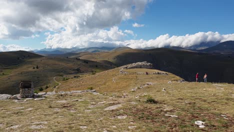 pareja de turistas admirando la belleza de la naturaleza en abruzzo en gran sasso, italia