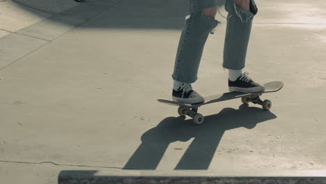 Die-Füße-Eines-Nicht-Erkennbaren-Skatermädchens,-Das-Tricks-Auf-Einem-Skateboard-Macht-1