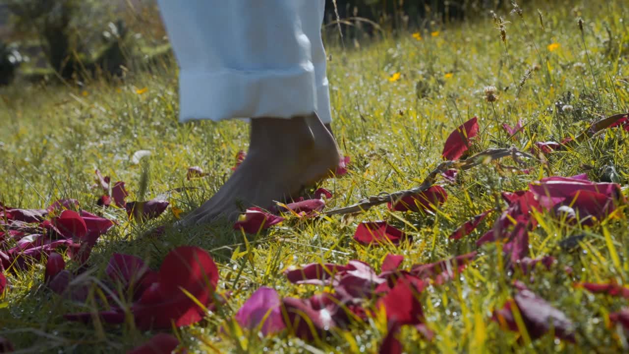 indígenas descalzos bailando una danza tradicional.