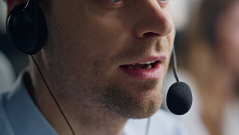 close-up-mund spricht mikrofon im call-center. vertriebsrepräsentant spricht