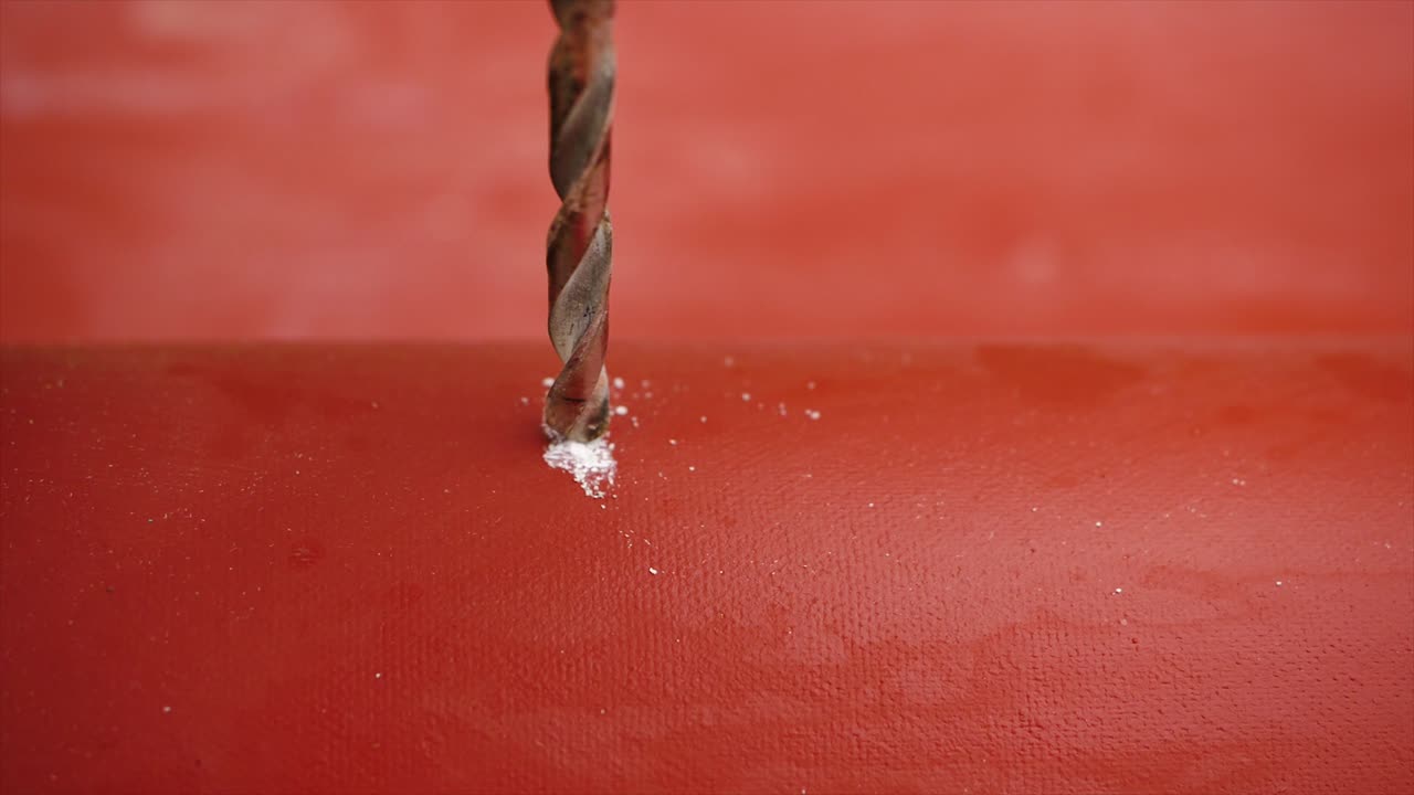 빨간 플라스틱 파이프에 구을 는 것