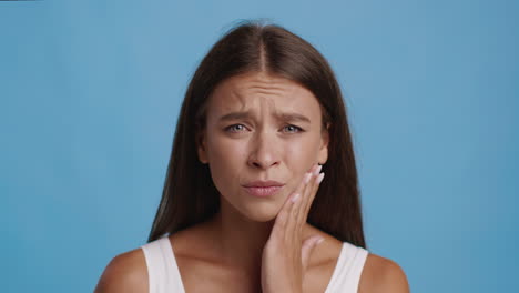 mujer con dolor facial