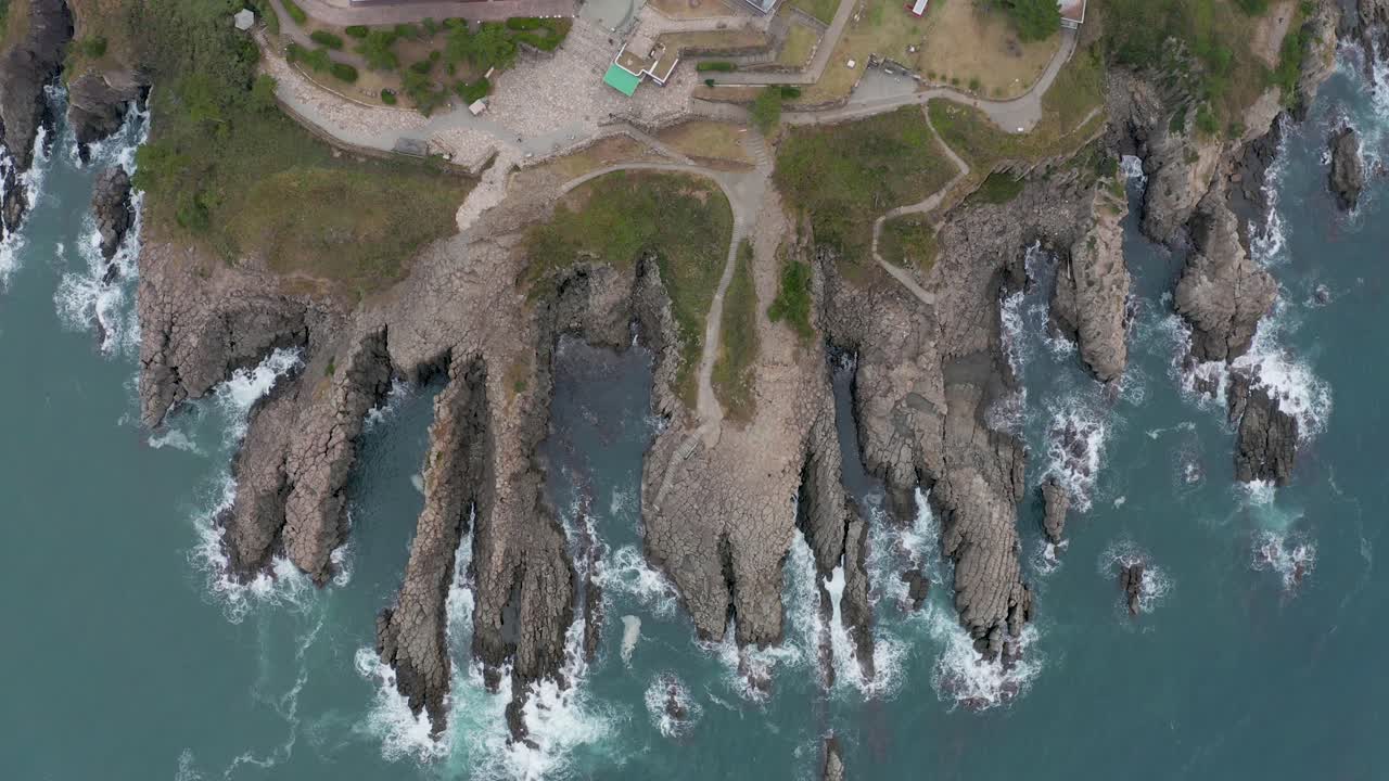 일본 후쿠이 토진보 둑길 해안선의 드론 보기