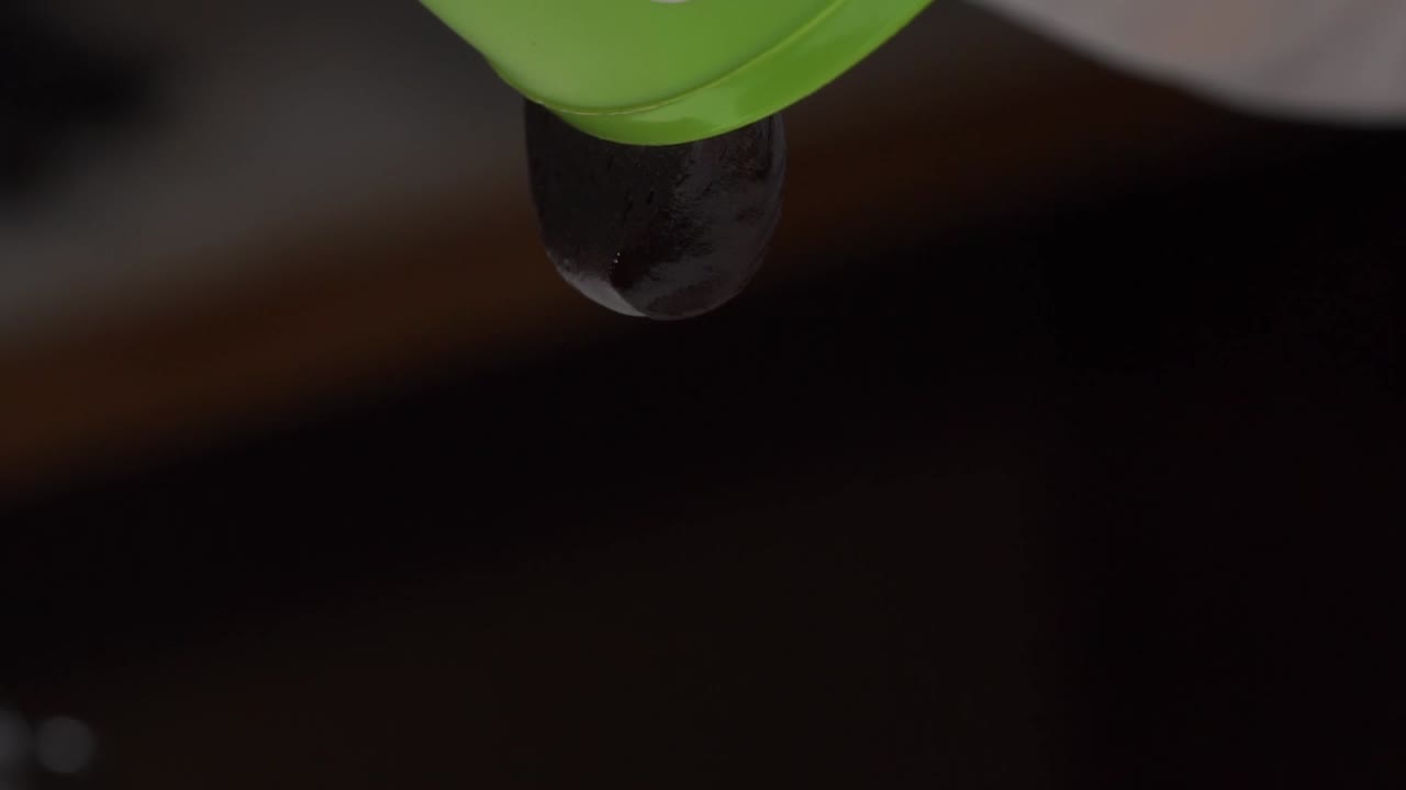 verter la masa de chocolate en un molde para pasteles a cámara lenta hd