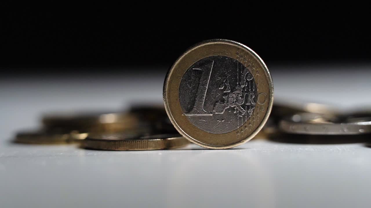 revelador disparo de monedas de euro, movimiento de izquierda a derecha, cambio de luz