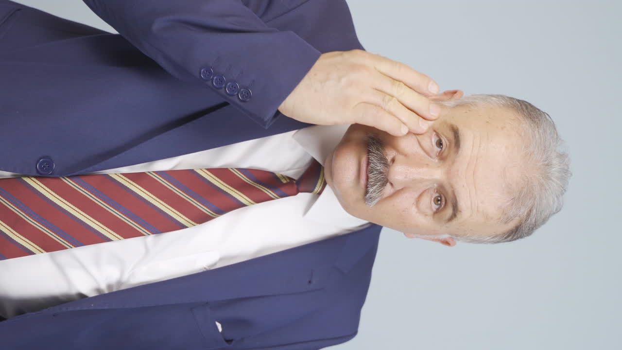 피부에 주름이 있는  ⁇ 은 사업가의 수직 비디오는 짜증납니다.