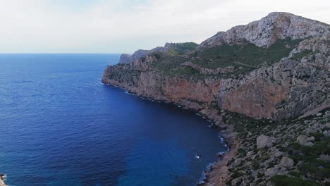 Costa-De-Acantilados-Rocosos,-Bosque-Verde-Y-Mar,-Imágenes-Aéreas-De-Drones-De-Mallorca