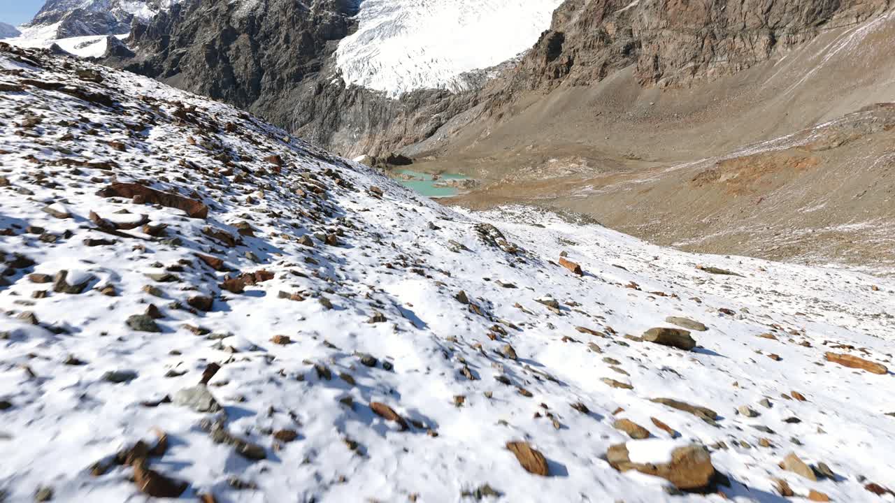 이탈리아 북부 발말렌코 알파인 지역의 여름 시즌에 시마 폰타나 산의 녹색 빙하 호수와 빙하