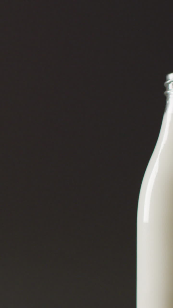 video de galletas con chocolate y leche en fondo oscuro