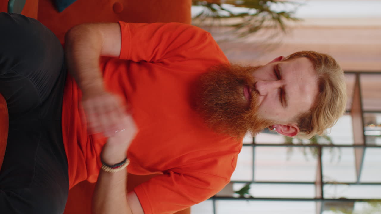 hombre triste barbudo usar smartphone sorprendido por malas noticias, pérdida de fortuna, fracaso, resultados de la lotería, fecha límite