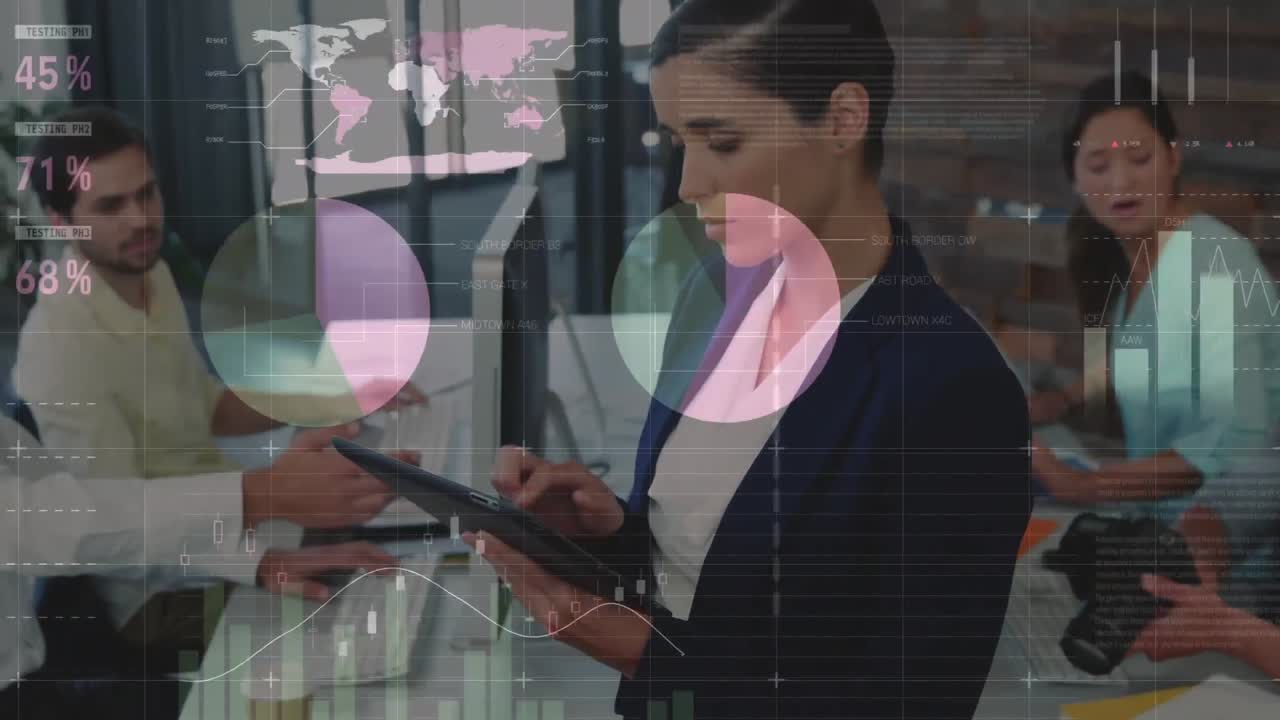 animación de procesamiento de datos estadísticos contra una mujer biracial feliz usando una tableta digital en la oficina