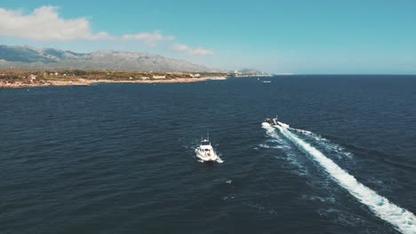 vista aérea frontal de un yate navegando por el mar.
