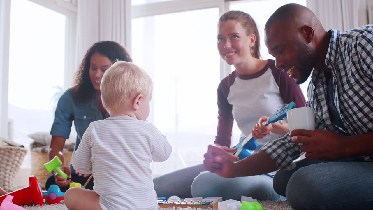 amigos con niños pequeños tocando instrumentos en el suelo