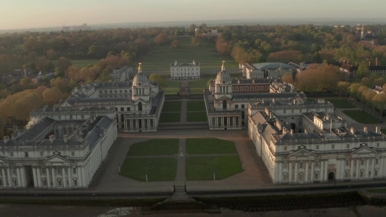 Ripresa aerea circolare attorno all'Università di Greenwich