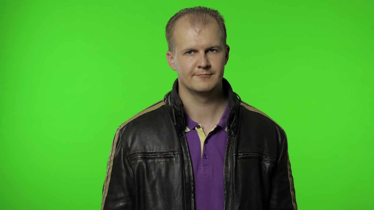 hombre mostrando un gesto de "ok", sonriendo con una expresión optimista y satisfecha, guiñando el ojo, una señal de aprobación de "ok"