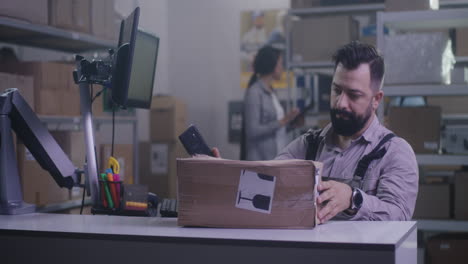 trabajador del almacén inspeccionando el paquete