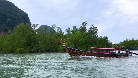 Thailändisches-Longtail-Boot-Auf-Den-Gewässern-In-Der-Nähe-Der-Insel-Phangnga-In-Thailand-Mit-Bäumen-Im-Hintergrund