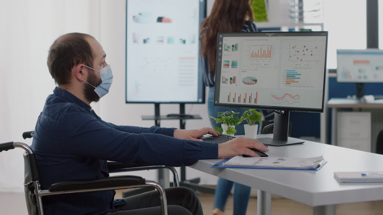 нетрудоспособный работник сотрудник компании с маской на лице просит помощи