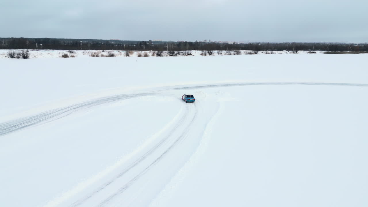 차가 겨울에 얼어붙은 호수에서 운전
