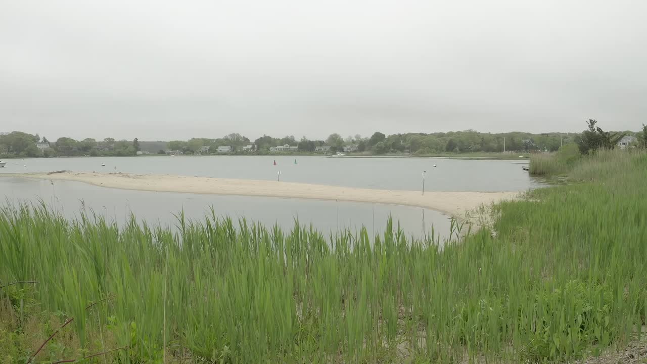 마사추세츠 주 마르타의 포도에서 안개가 가득한 아침에 만으로 어있는 모래 바의 공중 추적