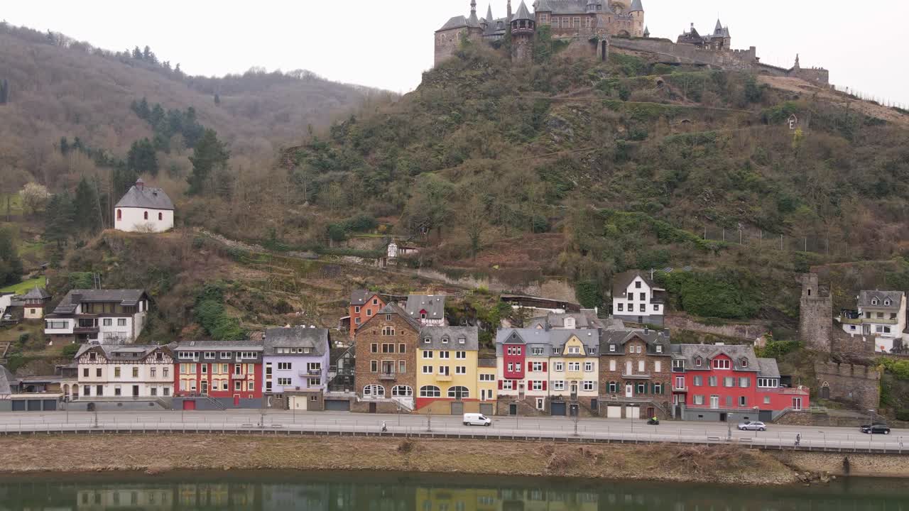 vuelo de drones desde el nivel del agua del río moselle hasta el castillo en la montaña sobre la ciudad de cochem en alemania