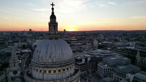 Anochecer-Sobre-La-Cúpula-De-La-Catedral-De-San-Pablo-De-La-Ciudad-De-Londres,-Puesta-De-Sol-Con-Vista-Aérea-De-Drones