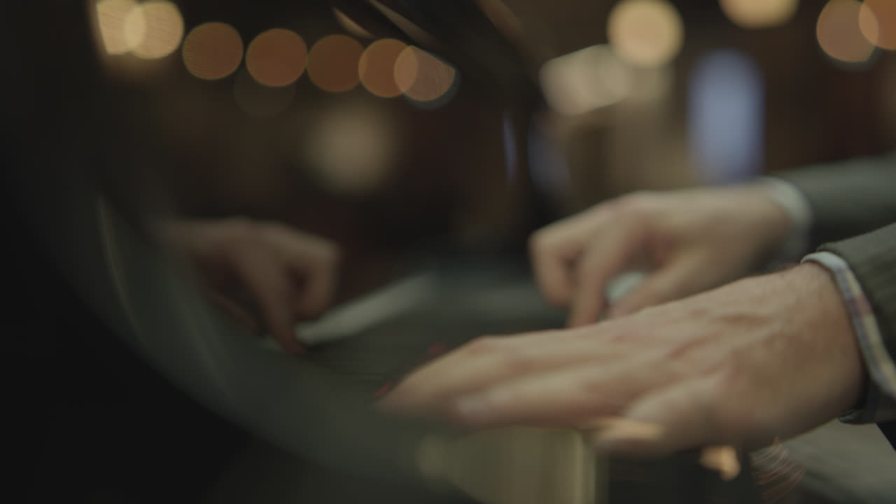 남자는 피아노를 연주