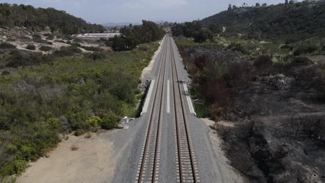 Vista-Aérea-De-Las-Vías-Del-Tren-En-Oceanside