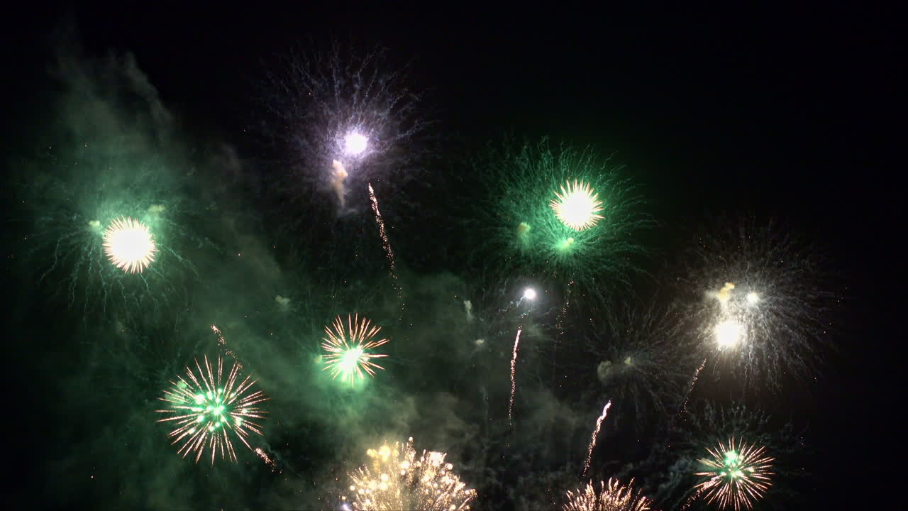 el colorido y dramático gran final de un espectáculo de fuegos artificiales