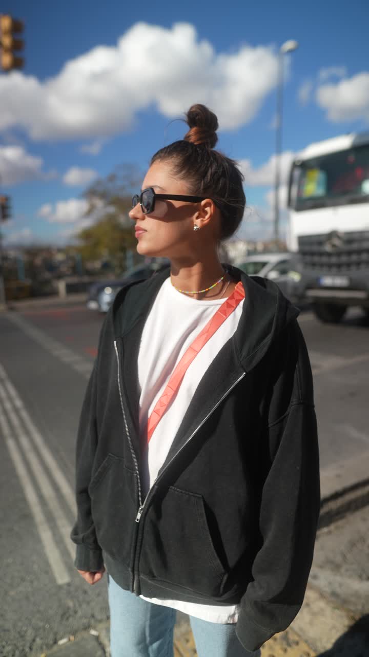 mujer al aire libre en la ciudad