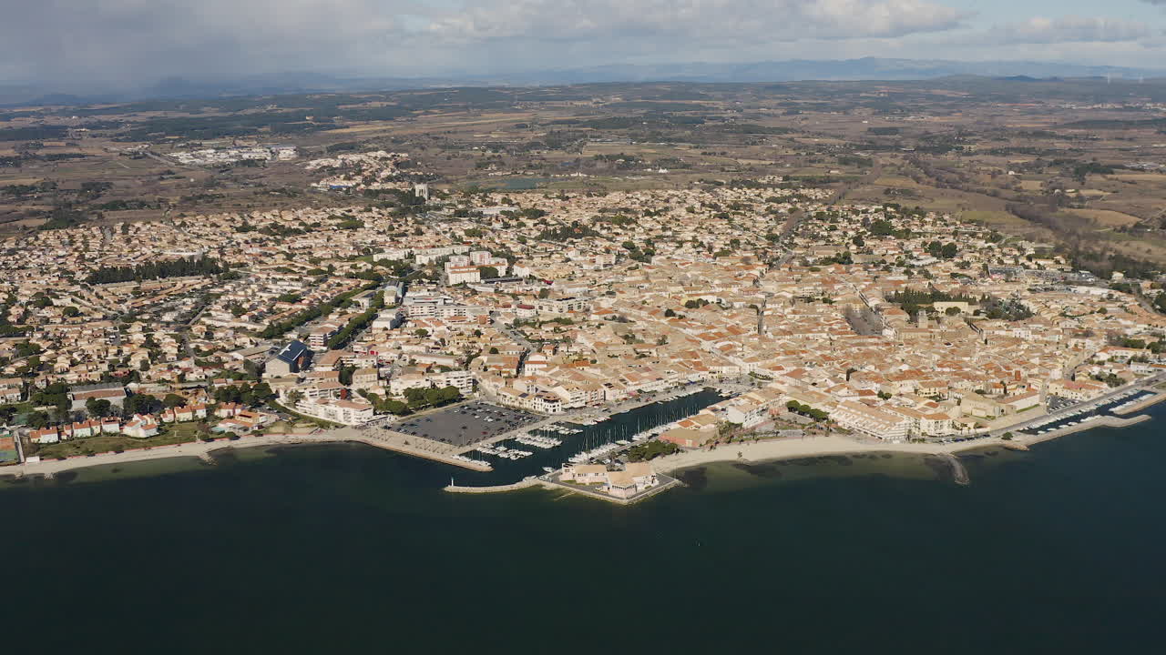 Mèze, la città di pescatori, vista aerea con drone in una giornata di sole con l'Etang de Thau.