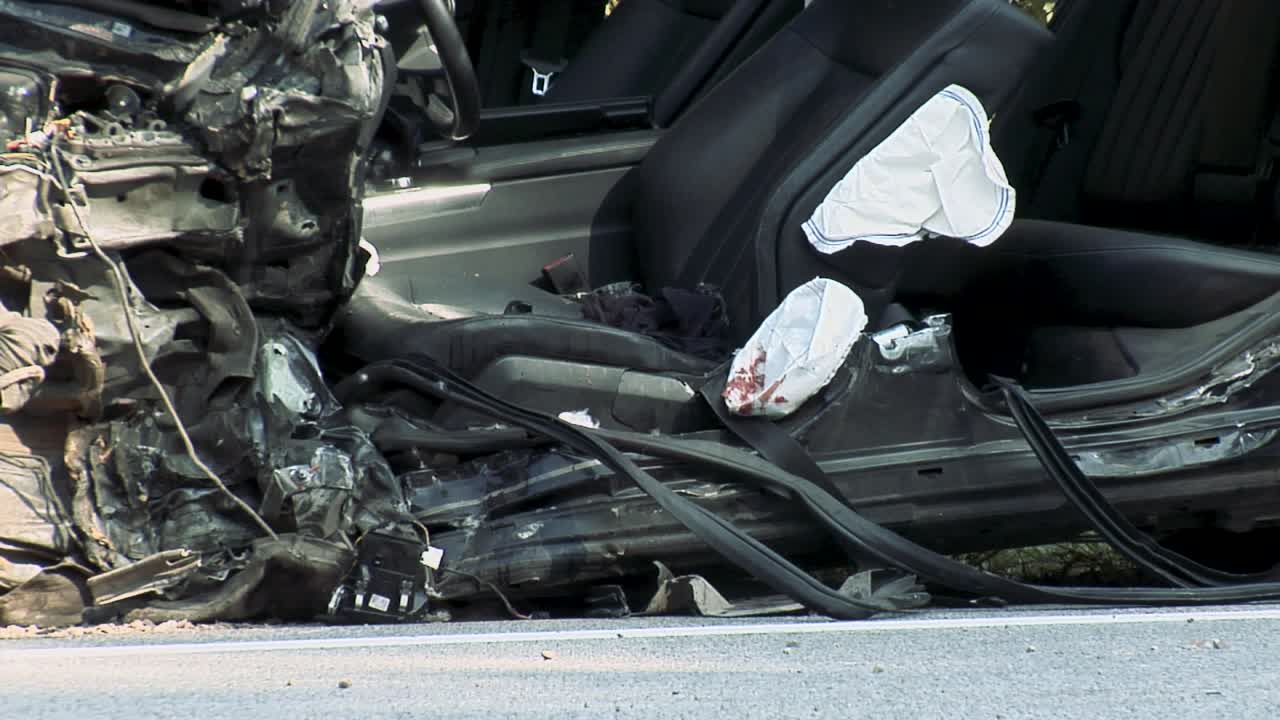 거리에서 자동차 충돌 사고, 충돌 후 손상된 자동차