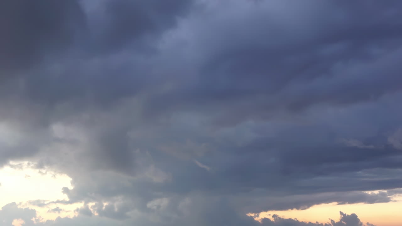 폭풍우 구름으로 가득 찬 극적인 하늘