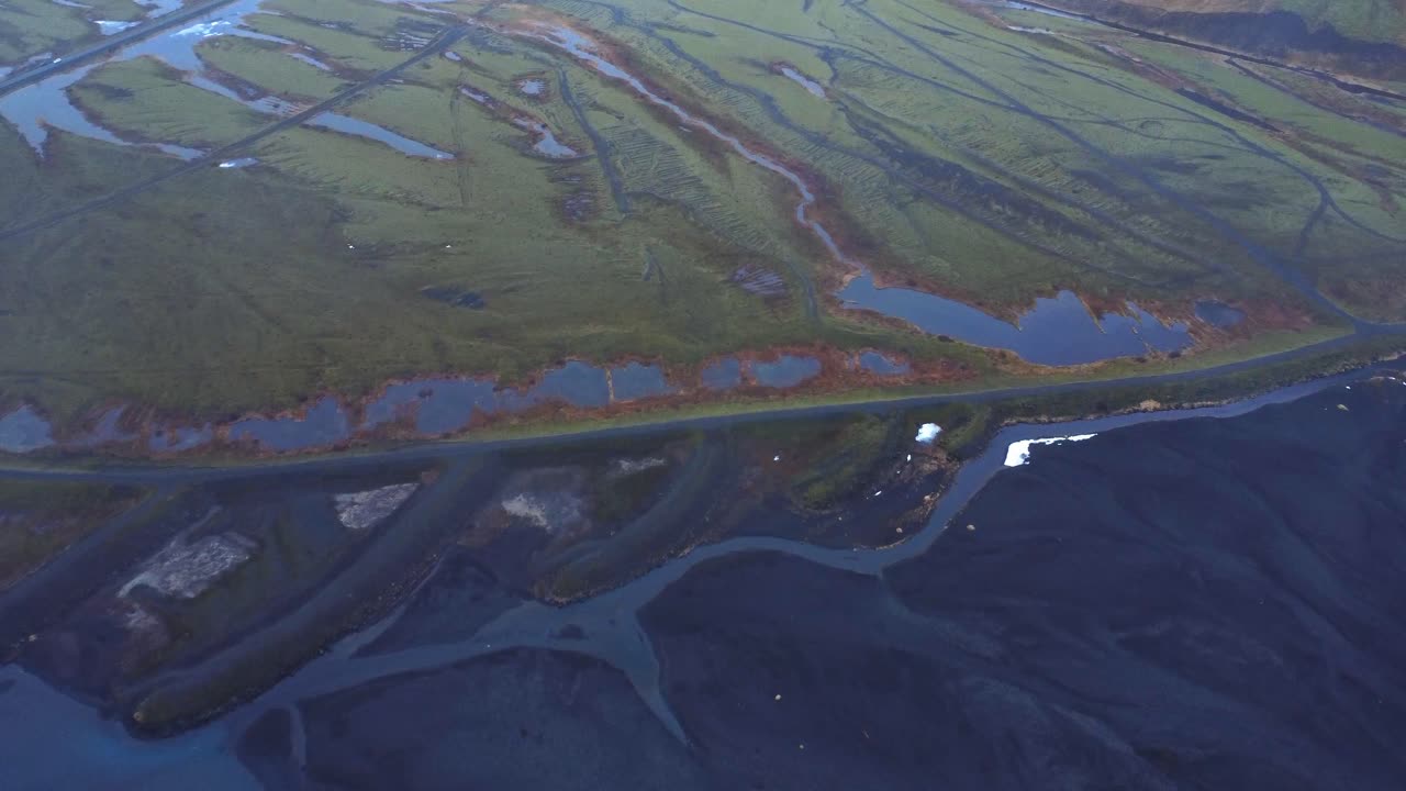 estuario del río en el valle verde