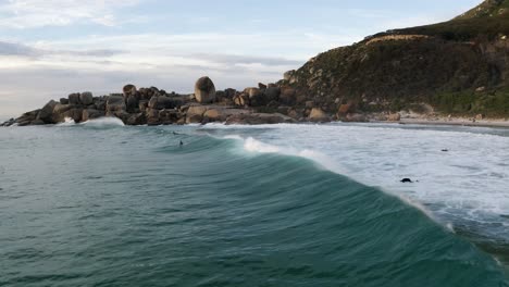 gente haciendo bodyboard