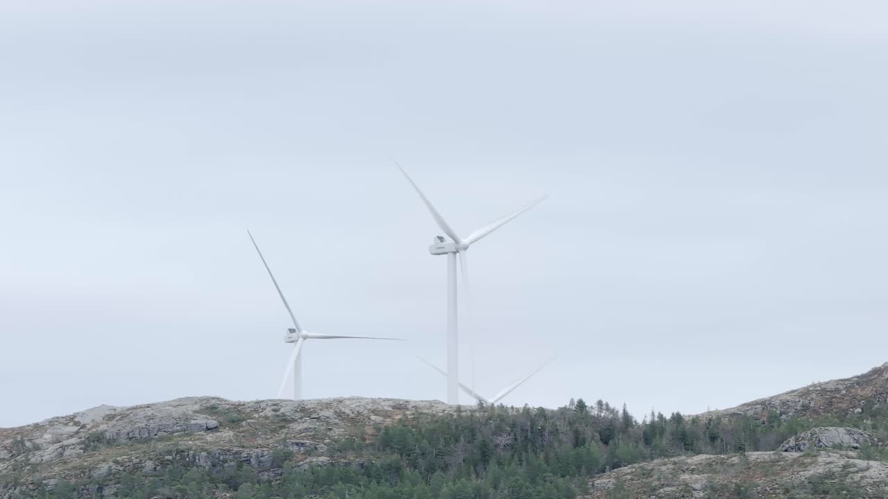 вид ветряных мельниц в зеленых окрестностях в хилдремсватнете, графство тронделаг, норвегия - снимок