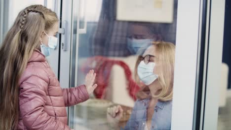 Großmutter-Und-Enkelin-Sehen-Durch-Das-Fenster