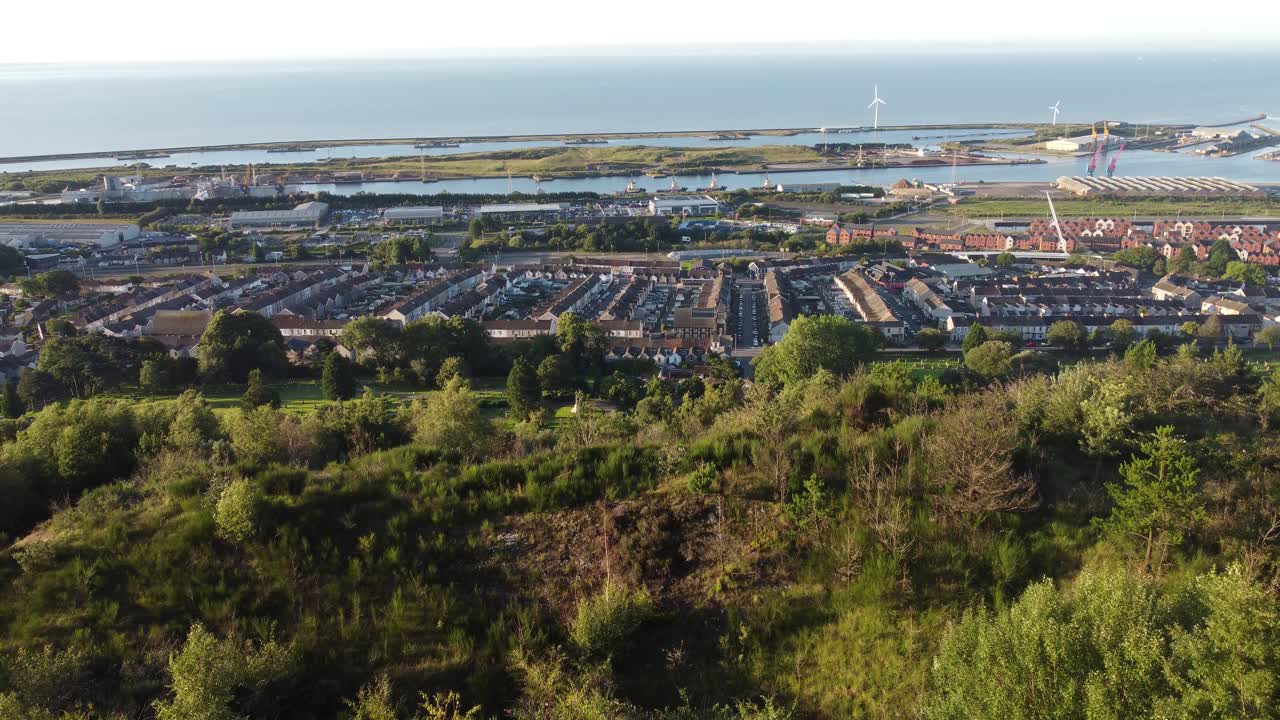 바다에서 풍력 터빈이 있는 마리나와 집의 항공 전망