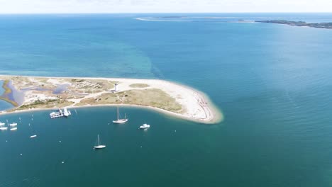 edgartown harbour light en la playa del faro en edgartown, massachusetts, estados unidos