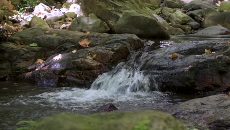 Vorderansicht-Des-Wassers-Des-Flusses,-Der-Den-Berg-Hinunterfließt