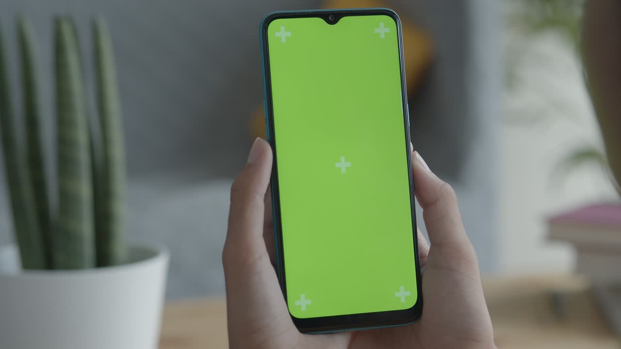 teléfono inteligente digital en blanco en la mano de las mujeres de asia, teléfono móvil pantalla verde