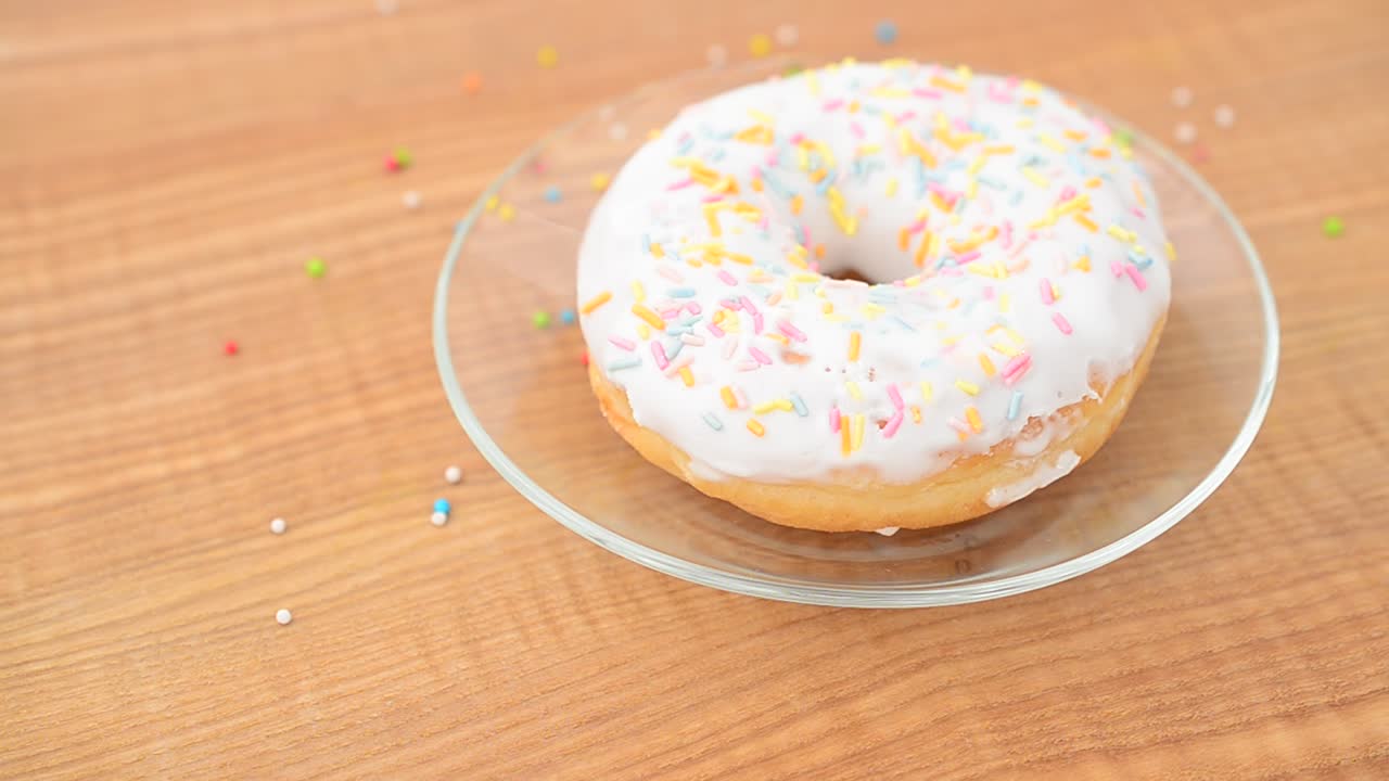 まな板の上のドーナツ。動きの中での撮影。