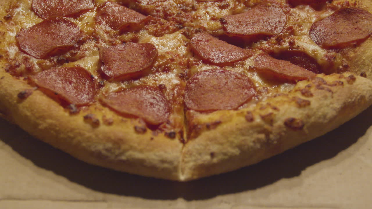 inclinar hacia abajo sobre la pizza de pepperoni - tiro medio