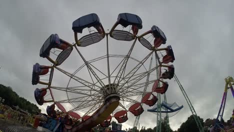 carrusel de atracción de rápido movimiento en el parque de atracciones-1