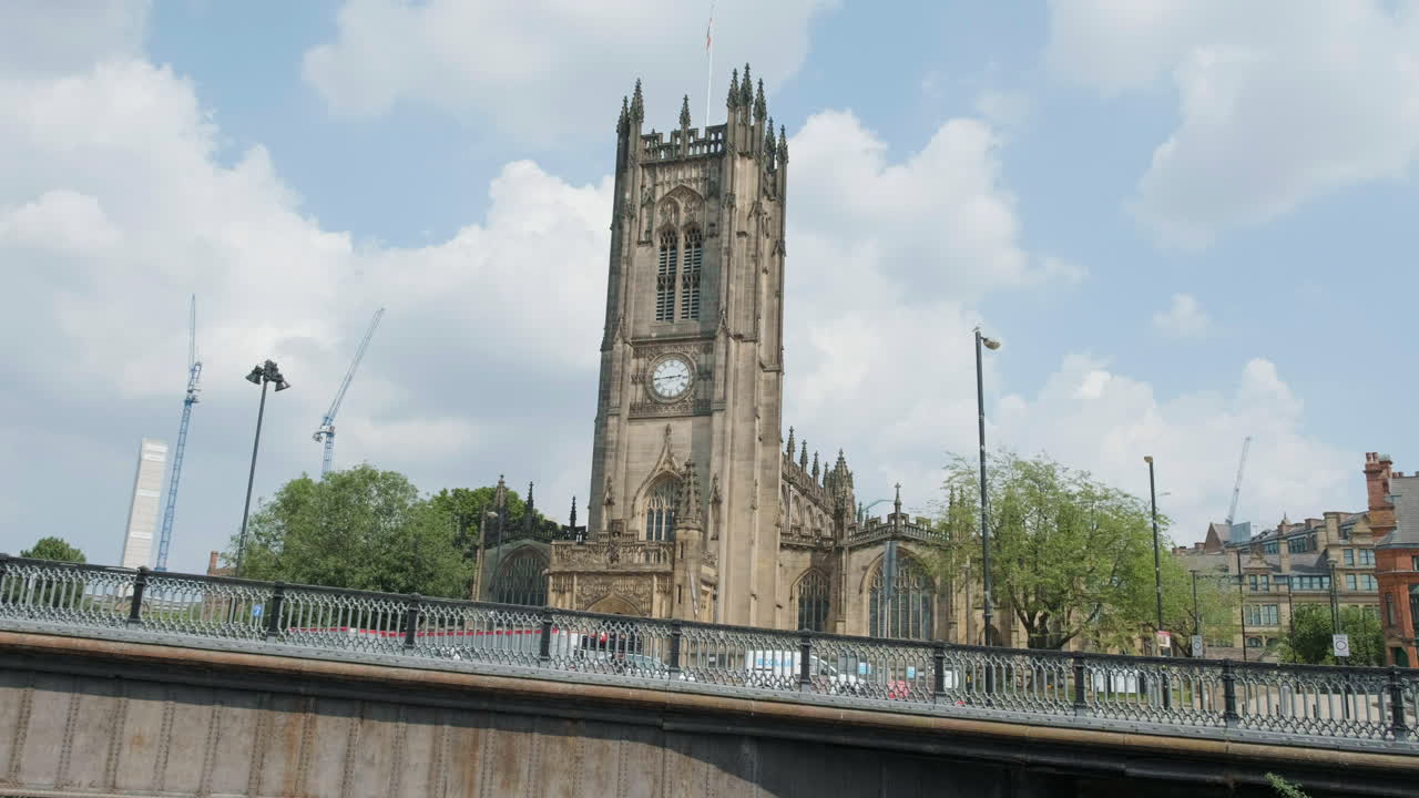 맨체스터, 영국 - 맨체스터 대성당, 맨체스터 시티 센터의 빅토리아 거리, 맨체스터 교구의 어머니 교회입니다