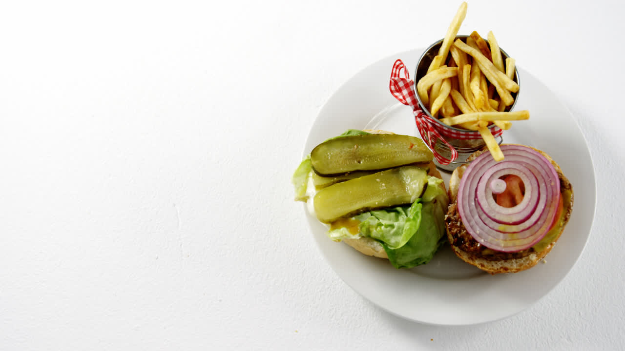 bocadillos dispuestos en platos